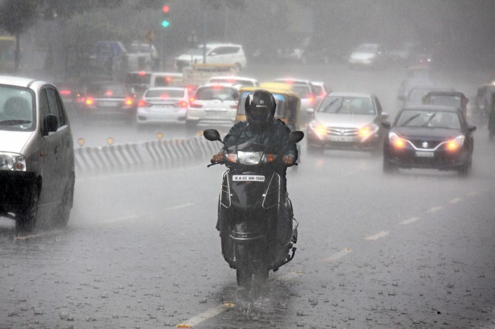 The Weekend Leader - Heavy rains claim 12 lives in K'taka, CM discusses flood situation